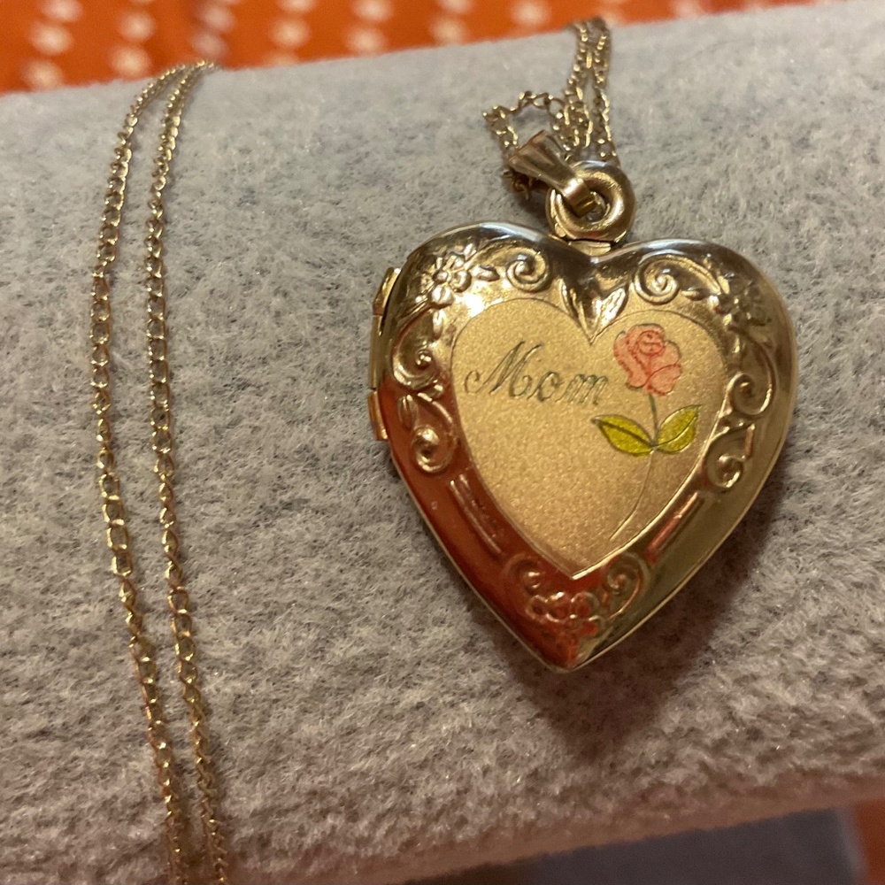 Gold plated locket with 18” chain - Picture 1 of 2